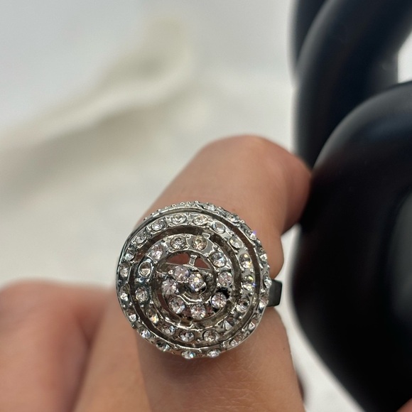 Elegant Silver Spiral Ring - Picture 4 of 6